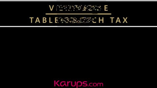 Karups - Vicky Love benyeli a kárót