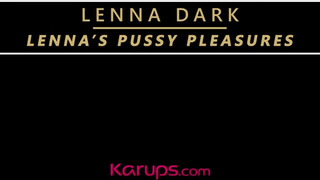 Lenna Dark egy hatalmas dildóval maszturbál