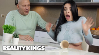 REALITY KINGS - Kira Queen a szomszéd csávóval kúrel