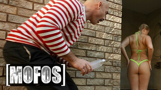 MOFOS - Harley King a szexy világos szőke tini csajszi