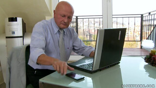 Gyuribácsi imádja a fiatal bulát