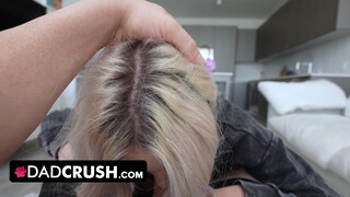 Dad Crush - Szexy tini kurva Britt Blair cumizza és kúrel mostohaapjával, hogy megkapja az autóját