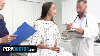 Doktor megdugja a dögös hatalmas cickós JC Wilds pácienst és az Electra Rayne hatalmas természetes keblű nővért