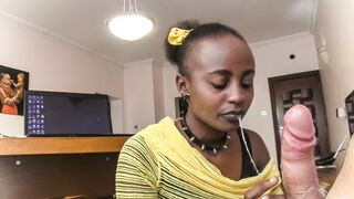 Nyakörves csoki kurva nyáladzik a főnök pöcsén