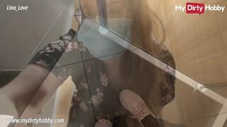 Lina Love mellbimbós kisasszony masturbál közkonyhában