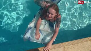 Emma wolf a tüzes lány aki a medencében közösül vadul