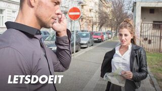 Lenyűgöző turista Silvia Dellai mélyen meghágva egy helyi csávó által