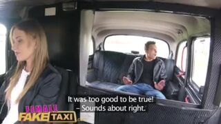 Fiatal krapek gyorsan megdugja Angel Piaff szaftos kiborotvált puncáját a hamis taxiban
