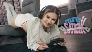 Kicsike tini kisasszony Aria Banks elkapja magas mostohabátyját Chris Epicet, aki a szobájában kézimunkázza a léce