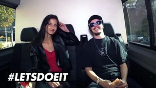 Vékony csoki Coco Kiss pénzért cidázza a méretes barna fazt az kocsiban