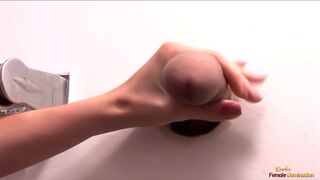 Magányos milf picsát simogatja mielőtt három glory hole kárót kényeztet egyszerre
