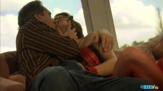 Forróság a kanapén – parázs dugás a barna hajú milf-fel