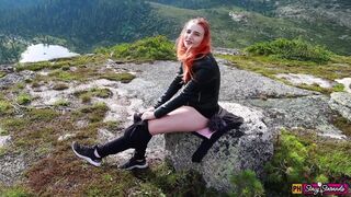 Tini vörös bige masturbál a hegyekben orgiáig