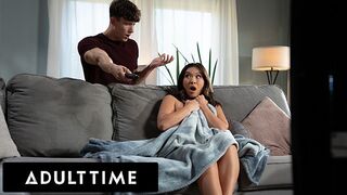 Adult Time szexi kalandja - Kimmy Kimm maszturbáláson kapva, de nem tud ellenállni a méretes farknak