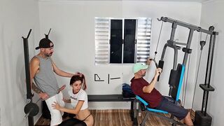 Exkluzív! háziasszony rendesen megbassza férjét hátulról az edzőteremben!