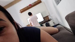 Szeretnék baszni ezzel a szerelővel, mutatom neki a méretes seggem, hátha bejön!