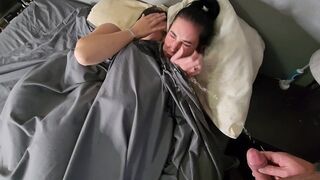 Kettő pici tőgyes néger hajú lányra pisil az ágyban majd pisi áztatta bugyijukban csókolóznak