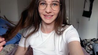 Ártatlan tini durván döngeti nagyajkú punciját cowboy szerkóban!