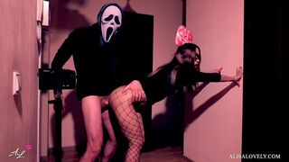 Maszkos őrült alaposan megbassza a néger csajszit a tükör előtt - halloween szerepjáték fétis páros játék