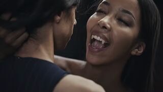 Ebony Vampire Mistress Lia Lin elcsábít egy latin amerikai hatalmas cickós tini csajszit a Vampired kemény domina játékában