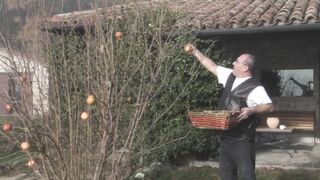 Szexy világos szőke tini amatőr popóba tolva és szájba spriccelve méretes farasszal