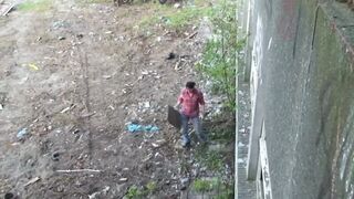 Krissy Kage csoki hajjal rendesen rakva az elhagyott épületben